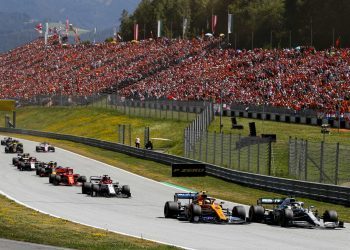 RED BULL RING, AUSTRIA - JUNE 30: Lewis Hamilton, Mercedes AMG F1 W10, leads Lando Norris, McLaren MCL34, Kimi Raikkonen, Alfa Romeo Racing C38, Sebastian Vettel, Ferrari SF90, Max Verstappen, Red Bull Racing RB15, and the remainder of the field at the start during the Austrian GP at Red Bull Ring on June 30, 2019 in Red Bull Ring, Austria. (Photo by Steven Tee / LAT Images)