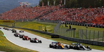 RED BULL RING, AUSTRIA - JUNE 30: Lewis Hamilton, Mercedes AMG F1 W10, leads Lando Norris, McLaren MCL34, Kimi Raikkonen, Alfa Romeo Racing C38, Sebastian Vettel, Ferrari SF90, Max Verstappen, Red Bull Racing RB15, and the remainder of the field at the start during the Austrian GP at Red Bull Ring on June 30, 2019 in Red Bull Ring, Austria. (Photo by Steven Tee / LAT Images)