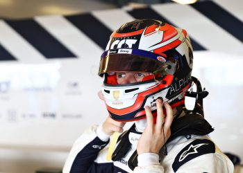 ABU DHABI, UNITED ARAB EMIRATES - DECEMBER 14: Liam Lawson of New Zealand and Scuderia AlphaTauri prepares to drive in the garage during Formula 1 testing at Yas Marina Circuit on December 14, 2021 in Abu Dhabi, United Arab Emirates. (Photo by Clive Rose/Getty Images) // Getty Images / Red Bull Content Pool  // SI202112140037 // Usage for editorial use only //