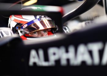 ABU DHABI, UNITED ARAB EMIRATES - DECEMBER 14: Liam Lawson of New Zealand and Scuderia AlphaTauri prepares to drive in the garage during Formula 1 testing at Yas Marina Circuit on December 14, 2021 in Abu Dhabi, United Arab Emirates. (Photo by Clive Rose/Getty Images) // Getty Images / Red Bull Content Pool  // SI202112140101 // Usage for editorial use only //