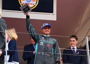 CIRCUIT DE MONACO, MONACO - APRIL 30: Mitch Evans (NZL), Jaguar TCS Racing, 2nd position, lifts his trophy during the Monaco ePrix at Circuit de Monaco on Saturday April 30, 2022 in Monte Carlo, Monaco. (Photo by Simon Galloway / LAT Images)