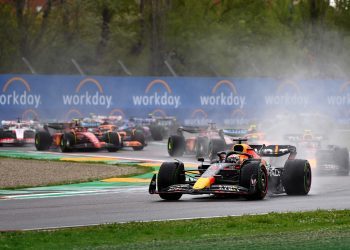 IMOLA, ITALY - APRIL 24: Max Verstappen of the Netherlands driving the (1) Oracle Red Bull Racing RB18 leads the field at the start during the F1 Grand Prix of Emilia Romagna at Autodromo Enzo e Dino Ferrari on April 24, 2022 in Imola, Italy. (Photo by Dan Mullan/Getty Images) // Getty Images / Red Bull Content Pool // SI202204240442 // Usage for editorial use only //