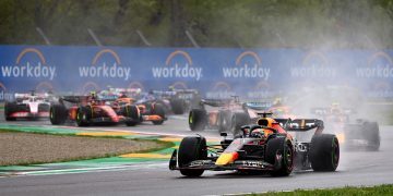 IMOLA, ITALY - APRIL 24: Max Verstappen of the Netherlands driving the (1) Oracle Red Bull Racing RB18 leads the field at the start during the F1 Grand Prix of Emilia Romagna at Autodromo Enzo e Dino Ferrari on April 24, 2022 in Imola, Italy. (Photo by Dan Mullan/Getty Images) // Getty Images / Red Bull Content Pool // SI202204240442 // Usage for editorial use only //