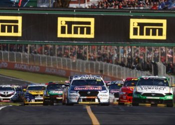 Supercars racing on Pukekohe Park Raceway starting grid