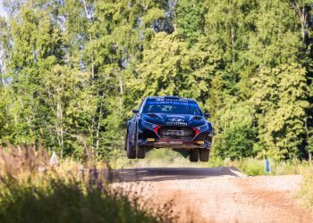 Hayden Paddon Hyundai i20 Rally2 jumping on dirt