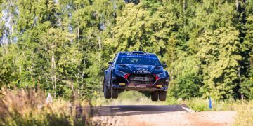 Hayden Paddon Hyundai i20 Rally2 jumping on dirt