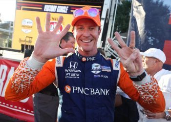 Scott Dixon holding up hands to show IndyCar wins at Nashville