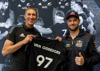 Shane van Gisbergen and Ian Jones holding All Blacks jersey