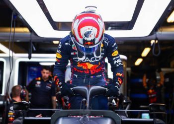 ABU DHABI, UNITED ARAB EMIRATES - NOVEMBER 18: Liam Lawson of New Zealand and Oracle Red Bull Racing prepares to drive during practice ahead of the F1 Grand Prix of Abu Dhabi at Yas Marina Circuit on November 18, 2022 in Abu Dhabi, United Arab Emirates. (Photo by Mark Thompson/Getty Images)