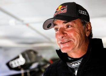 Carlos Sainz Sr talking to person in tent at Dakar