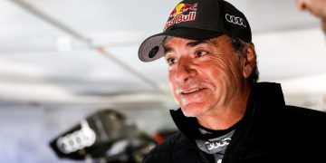 Carlos Sainz Sr talking to person in tent at Dakar