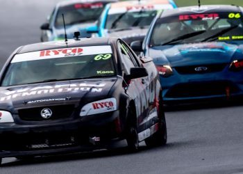 Holden V8 ute racing Ford