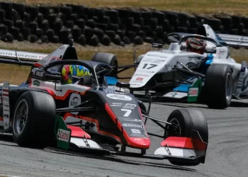 Charlie Wurz leading Callum Hedge in Toyota Formula Regional series