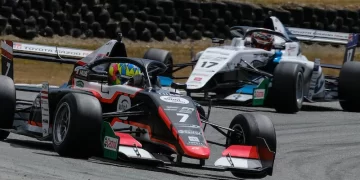 Charlie Wurz leading Callum Hedge in Toyota Formula Regional series