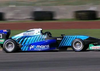 FONZ car racing at Pukekohe Park Raceway side view