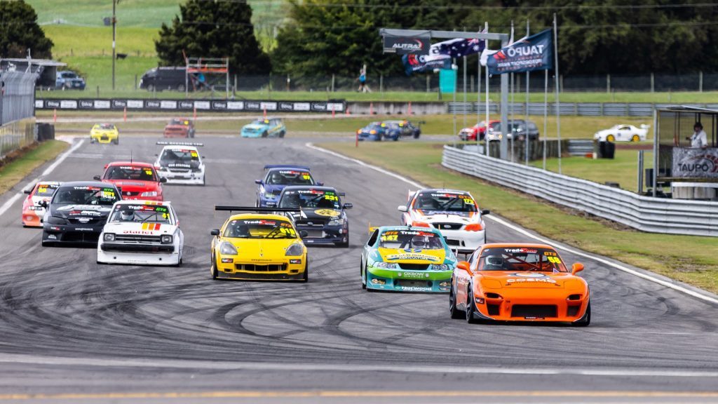 GTRNZ field going into first turn at Taupo