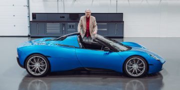 Gordon Murray standing next to GMA T.33 Spider