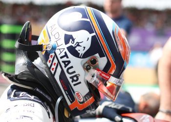 NORTHAMPTON, ENGLAND - JULY 09: Nyck de Vries of Netherlands driving the (21) Scuderia AlphaTauri AT04 prepares to drive on the grid prior tog the F1 Grand Prix of Great Britain at Silverstone Circuit on July 09, 2023 in Northampton, England. (Photo by Peter Fox/Getty Images) // Getty Images / Red Bull Content Pool // SI202307090456 // Usage for editorial use only //