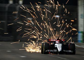 SINGAPORE, SINGAPORE - SEPTEMBER 15: Sparks fly behind Liam Lawson of New Zealand driving the (40) Scuderia AlphaTauri AT04 during practice ahead of the F1 Grand Prix of Singapore at Marina Bay Street Circuit on September 15, 2023 in Singapore, Singapore. (Photo by Clive Mason/Getty Images) // Getty Images / Red Bull Content Pool // SI202309150642 // Usage for editorial use only //
