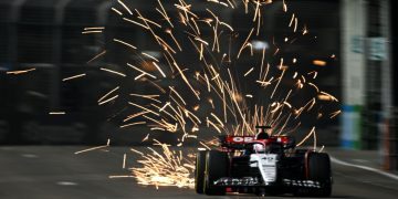 SINGAPORE, SINGAPORE - SEPTEMBER 15: Sparks fly behind Liam Lawson of New Zealand driving the (40) Scuderia AlphaTauri AT04 during practice ahead of the F1 Grand Prix of Singapore at Marina Bay Street Circuit on September 15, 2023 in Singapore, Singapore. (Photo by Clive Mason/Getty Images) // Getty Images / Red Bull Content Pool // SI202309150642 // Usage for editorial use only //