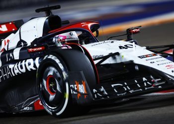 SINGAPORE, SINGAPORE - SEPTEMBER 17: Liam Lawson of New Zealand driving the (40) Scuderia AlphaTauri AT04 on track during the F1 Grand Prix of Singapore at Marina Bay Street Circuit on September 17, 2023 in Singapore, Singapore. (Photo by Mark Thompson/Getty Images) // Getty Images / Red Bull Content Pool // SI202309170429 // Usage for editorial use only //