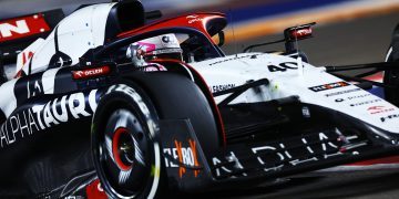 SINGAPORE, SINGAPORE - SEPTEMBER 17: Liam Lawson of New Zealand driving the (40) Scuderia AlphaTauri AT04 on track during the F1 Grand Prix of Singapore at Marina Bay Street Circuit on September 17, 2023 in Singapore, Singapore. (Photo by Mark Thompson/Getty Images) // Getty Images / Red Bull Content Pool // SI202309170429 // Usage for editorial use only //