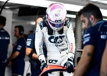 LUSAIL CITY, QATAR - OCTOBER 06: Liam Lawson of New Zealand and Scuderia AlphaTauri climbs from his car in the garage during qualifying ahead of the F1 Grand Prix of Qatar at Lusail International Circuit on October 06, 2023 in Lusail City, Qatar. (Photo by Rudy Carezzevoli/Getty Images) // Getty Images / Red Bull Content Pool // SI202310061489 // Usage for editorial use only //