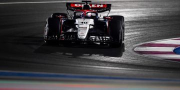 LUSAIL CITY, QATAR - OCTOBER 08: Liam Lawson of New Zealand driving the (40) Scuderia AlphaTauri AT04 on track during the F1 Grand Prix of Qatar at Lusail International Circuit on October 08, 2023 in Lusail City, Qatar. (Photo by Rudy Carezzevoli/Getty Images) // Getty Images / Red Bull Content Pool // SI202310080461 // Usage for editorial use only //