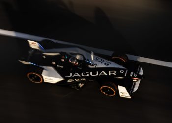 AUTODROMO HERMANOS RODRIGUEZ, MEXICO - JANUARY 12: Mitch Evans, Jaguar TCS Racing, Jaguar I-TYPE 6 during the Mexico City ePrix at Autodromo Hermanos Rodriguez on Friday January 12, 2024 in Mexico City, Mexico. (Photo by Andrew Ferraro / LAT Images)