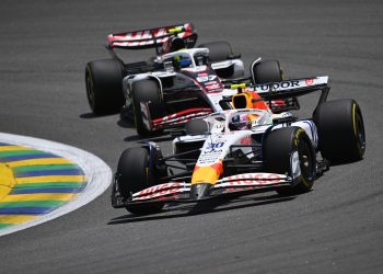 SAO PAULO, BRAZIL - NOVEMBER 07: Liam Lawson of New Zealand driving the (30) Visa Cash App Racing Bulls VCARB 02 leads Oliver Bearman of Great Britain driving the (87) Haas F1 VF-25 Ferrari on track during practice ahead of the F1 Grand Prix of Brazil at Autodromo Jose Carlos Pace on November 07, 2025 in Sao Paulo, Brazil. (Photo by Rudy Carezzevoli/Getty Images) // Getty Images / Red Bull Content Pool // SI202511070690 // Usage for editorial use only //