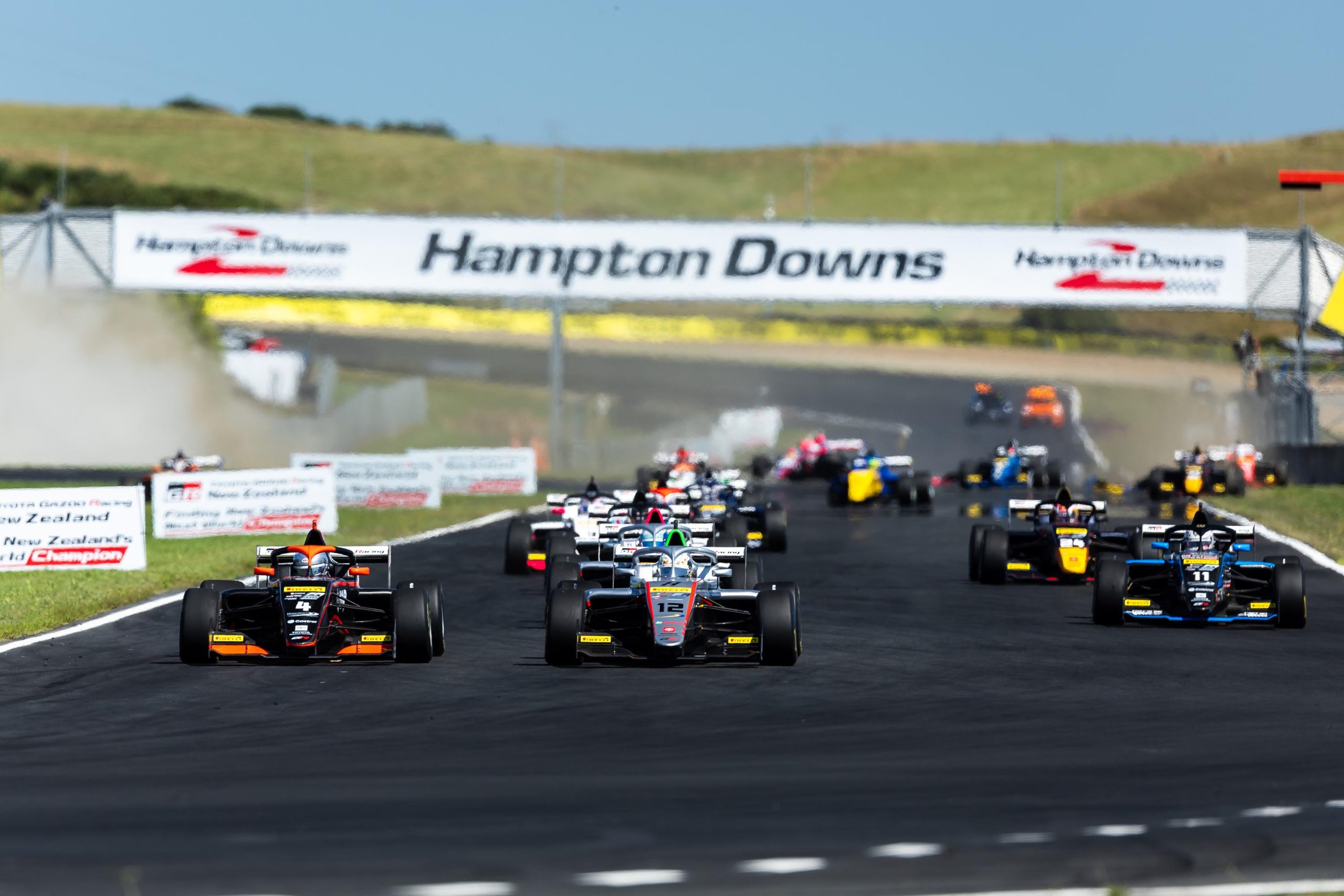 Hampton Downs crowd treated to world-class racing in sun-soaked Sunday ...