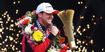 MEXICO CITY, MEXICO - JANUARY 10: Race winner Nick Cassidy of New Zealand and Citroen Racing celebrates on the podium during the Mexico City E-Prix at Autodromo Hermanos Rodriguez on January 10, 2026 in Mexico City, Mexico. (Photo by Zak Mauger/LAT Images)