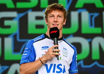 BAKU, AZERBAIJAN - SEPTEMBER 24: Liam Lawson of New Zealand and Visa Cash App Racing Bulls talks to the crowd on the fan stage prior to practice ahead of the F1 Grand Prix of Azerbaijan at Baku City Circuit on September 24, 2026 in Baku, Azerbaijan. (Photo by Rudy Carezzevoli/Getty Images) // Getty Images / Red Bull Content Pool // SI202609240195 // Usage for editorial use only //