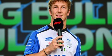 BAKU, AZERBAIJAN - SEPTEMBER 24: Liam Lawson of New Zealand and Visa Cash App Racing Bulls talks to the crowd on the fan stage prior to practice ahead of the F1 Grand Prix of Azerbaijan at Baku City Circuit on September 24, 2026 in Baku, Azerbaijan. (Photo by Rudy Carezzevoli/Getty Images) // Getty Images / Red Bull Content Pool // SI202609240195 // Usage for editorial use only //